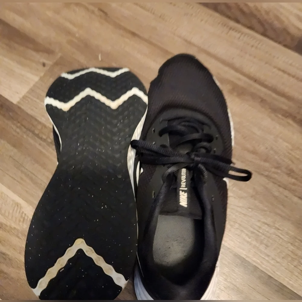 NIKE Revolution sneakers size 10 black & white.